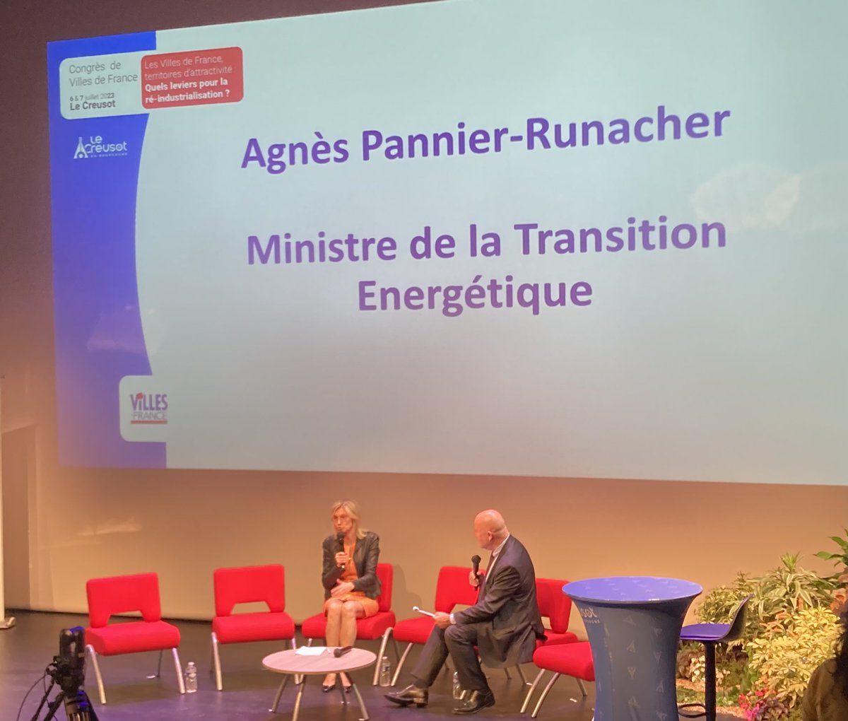 PrigentGilles's tweet photo. Mme la Ministre @AgnesRunacher au #CongresVDF2023 pour développer toutes les #filieres des #energies #renouvelables en #France #industries vertes - @ENGIEgroup partenaire de @VillesdeFrance partage cette volonté d’accélérer la #decarbonation des #territoires https://t.co/8oBXub5o6m