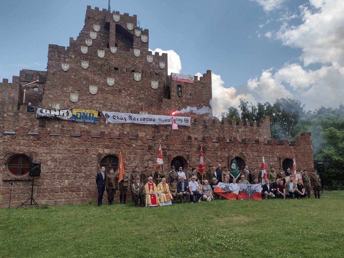 onrlodz's tweet photo. Jak co roku, tak i w tym nasza delegacja z Brygady Łódzkiej, była obecna na kolejnej Pielgrzymce NSZ do Kałkowa-Godowa. Była to już XXIX edycja i jak co roku był to dzień godnej zadumy. 

Niestety z roku na rok ubywa kombatantów NSZ, ale pamięć nasza o nich ciągle trwa! https://t.co/DRRxrUNAHP