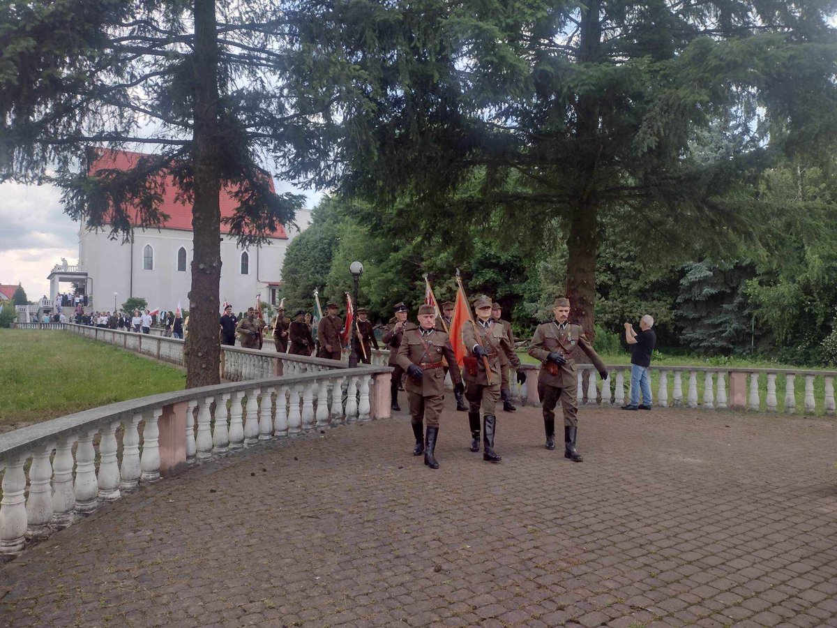 onrlodz's tweet photo. Jak co roku, tak i w tym nasza delegacja z Brygady Łódzkiej, była obecna na kolejnej Pielgrzymce NSZ do Kałkowa-Godowa. Była to już XXIX edycja i jak co roku był to dzień godnej zadumy. 

Niestety z roku na rok ubywa kombatantów NSZ, ale pamięć nasza o nich ciągle trwa! https://t.co/DRRxrUNAHP