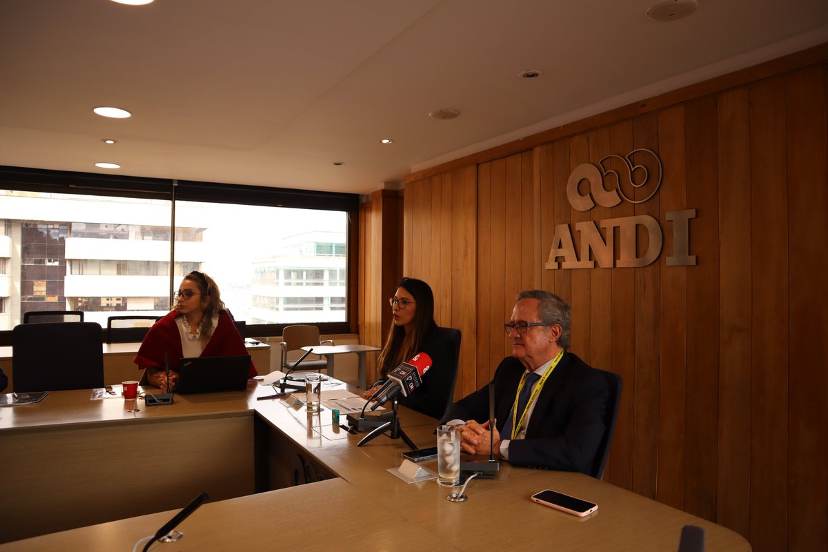 #AEstaHora l Inicia la rueda de prensa sobre el balance de venta de vehículos para 1er semestre de 2023 y proyecciones para lo que resta del año, #En4Ruedas, alianza <a href="/ANDI_Colombia/">ANDI</a> <a href="/FenalcoNacional/">Fenalco Nacional</a>.

Presentan los resultados, Karol García, Directora de la Cámara Automotriz de la