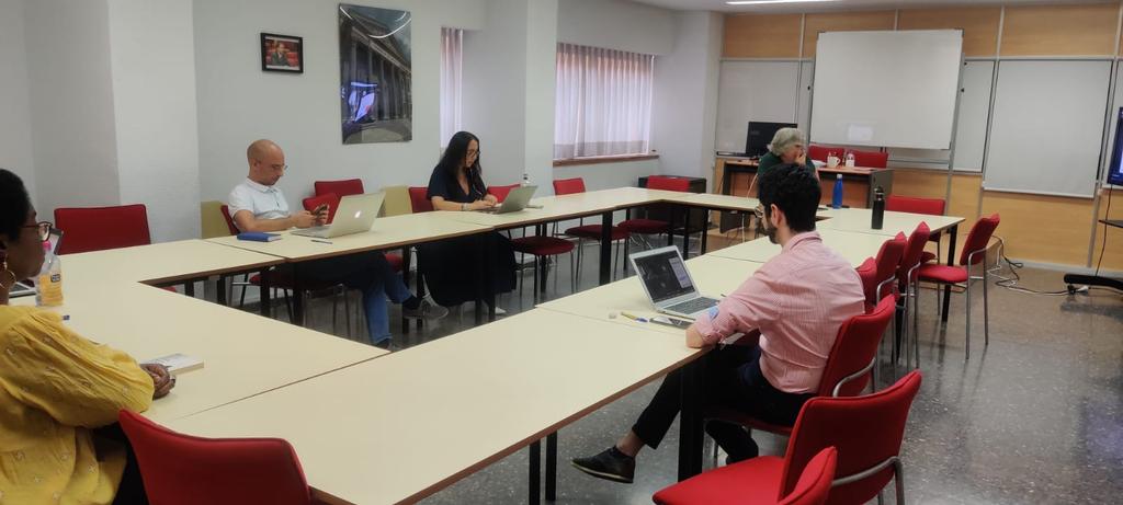 IDP_UCM's tweet photo. Dentro y fuera del espacio material del @idp_ucm talleristas e invitados seguimos a Ricard Martinez de @UV_EG en búsqueda de la "Inteligencia Artificial desde el diseño: requerimientos constitucionales" https://t.co/tyMSa8AkiP