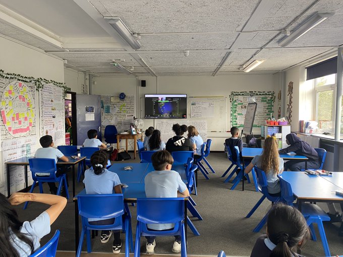 LyftaEd's tweet image. We&apos;ve had a brilliant day of #LyftaLive lessons exploring the Home Wasn&apos;t Built in a Day storyworld, talking about #SchoolTransition, and sharing our thoughts and experiences. 

Thank you to all the classes who joined in and contributed so brilliantly! 

If you missed it this…