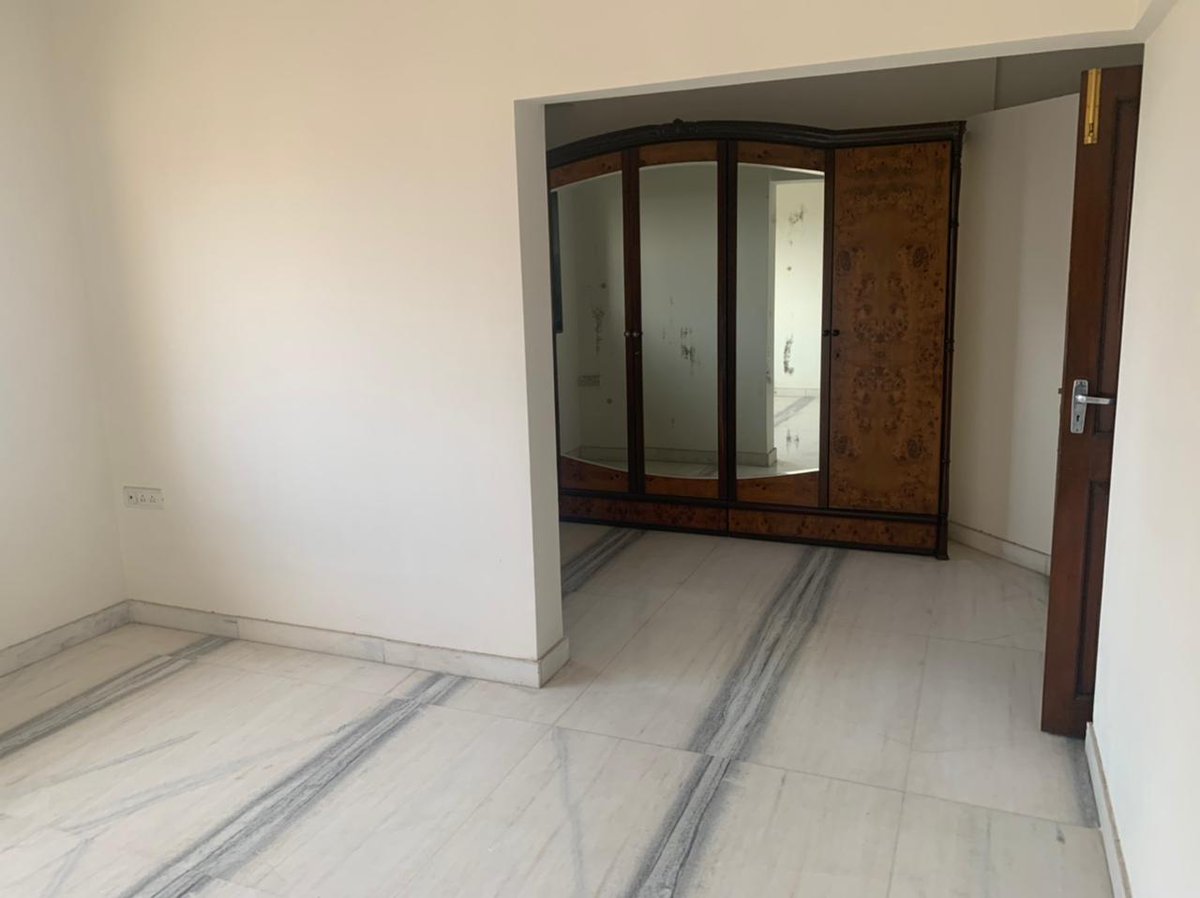 InvestmentUrban's tweet photo. 4bhk+Helpers room &amp; Sea Facing at Bandra West 
Near Lilavati Hospital
Higher Floor
Living Room is 600 carpet area.
Rent - 3 Lac.
Call Mike at +91 9321146216. Or Visit
https://t.co/T7liOtaXop

#realestate #theurbanips  #bandrawest #mumbaiproperties #sealcoating #mumbairealestate https://t.co/9JhrdQ5PnH