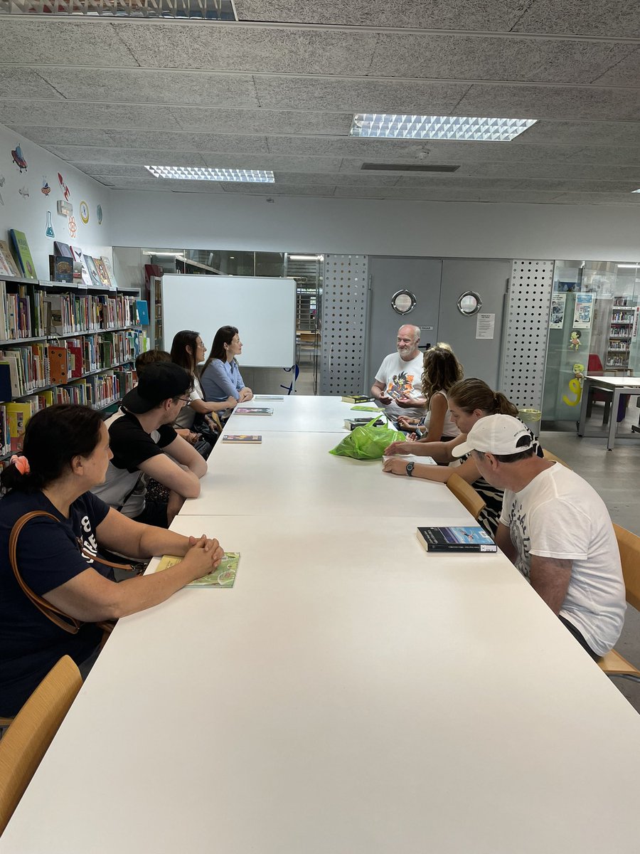 bibminasab's tweet image. Ahir, els pacients de #parcsalutmar #parcfòrum van fer dues activitats conjuntes: “Hort i Cultura” i la de “Lectures que ajuden”. A la 1a., van transplantar noves llavors per l’hort🌱🌿. I a la 2a., van fer una activitat molt xula, anomenada: “un llibre 📗et tria a tu” Mireu! 👀