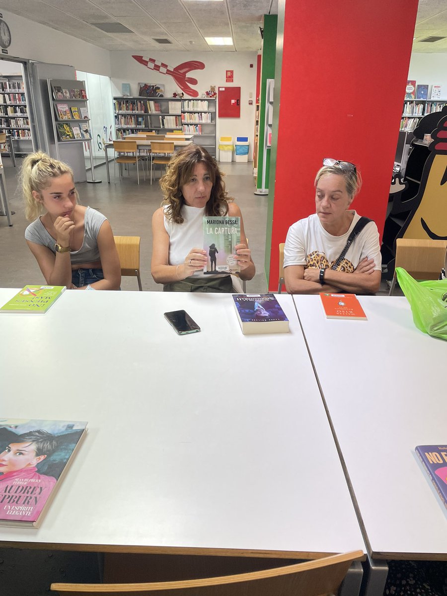 bibminasab's tweet image. Ahir, els pacients de #parcsalutmar #parcfòrum van fer dues activitats conjuntes: “Hort i Cultura” i la de “Lectures que ajuden”. A la 1a., van transplantar noves llavors per l’hort🌱🌿. I a la 2a., van fer una activitat molt xula, anomenada: “un llibre 📗et tria a tu” Mireu! 👀