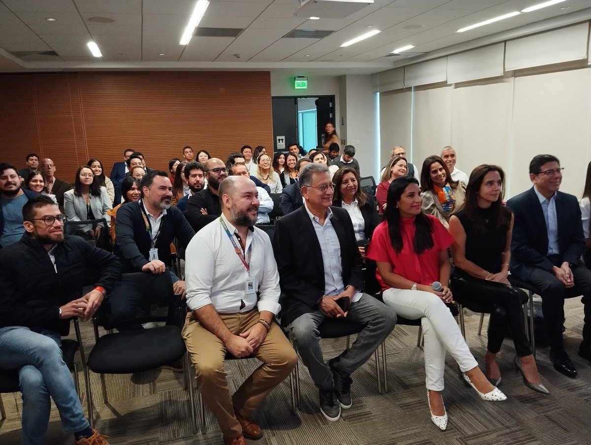 consumer_truth's tweet photo. #OpenAPEIM Así finalizamos la gran presentación de @Jorgedina_M sobre #LiderazgoConsciente y la invitación  a ser líderes y empresas más conscientes y responsables 🤲

Excelente evento @APEIMPeru 👏

#InvestigacionQueInspira #MarcaConsciente #EmpresaConProposito https://t.co/UlHlc2XVWZ