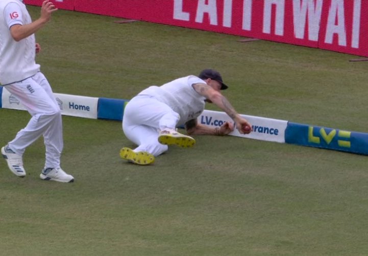 imTuhinAhmed's tweet photo. The spirit of cricket #Ashes #2Runs https://t.co/gVqzeObfHF