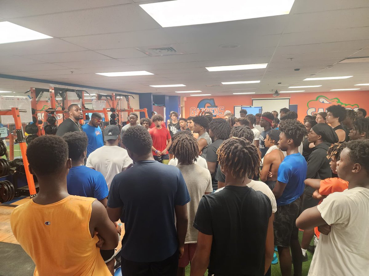 Gcook1015's tweet image. S/o to @Jsavagee_5 FOR STOPPING BY HIS OLD TURF TO TALK TO THE NEXT GENERATION ONCE A GATOR ALWAYS A GATOR GOODLUCK ON YOUR SEASON AT MICHIGAN STATE THIS YEAR WE SUPPORT YA 🐊