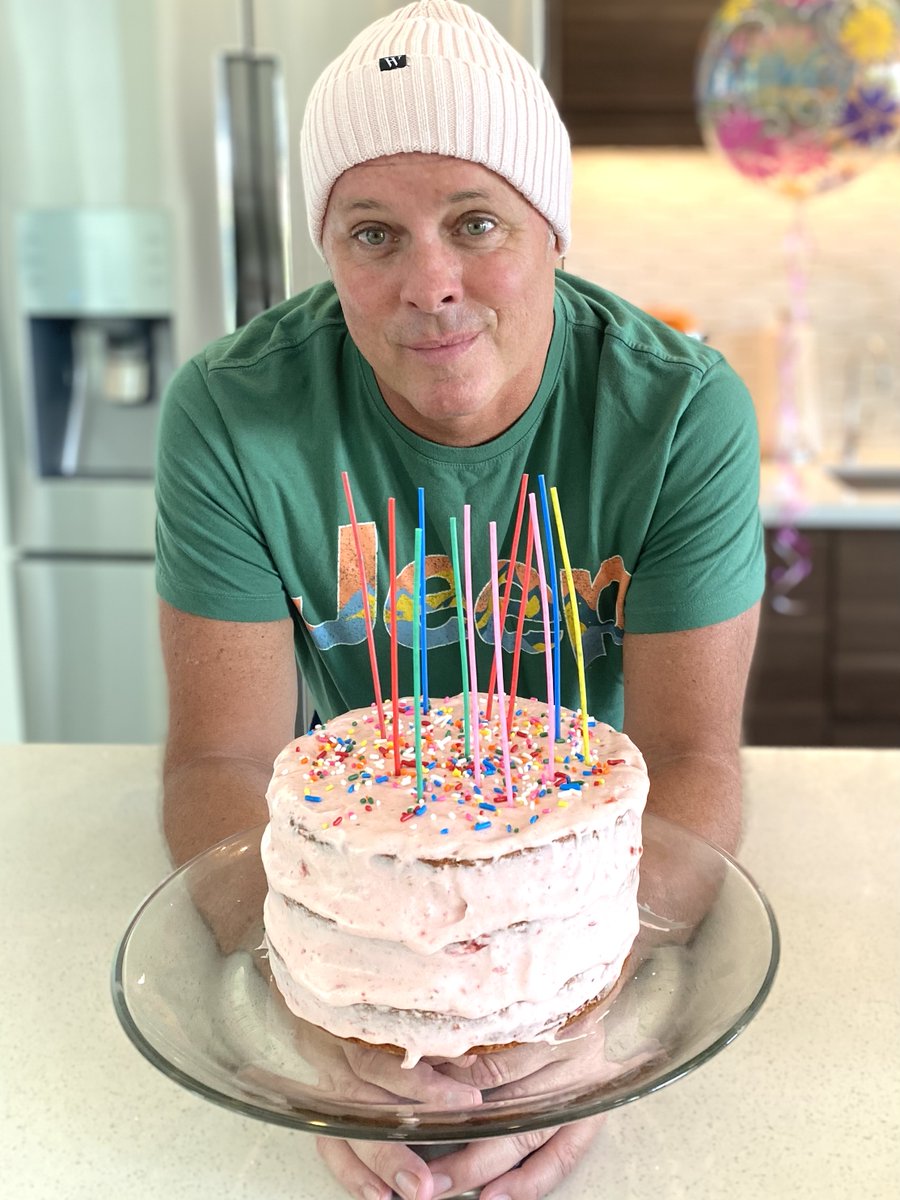Strawberry Supreme Bday Cake (Full Recipe!)
I decided to lean into summer and make a beautiful a Strawberry Supreme Bday Cake. It's fresh, moist, pretty, and oh so good... 
aperfect10cookbook.com/post/strawberr…
#birthdaycake #strawberrycake #authortimmulligan #perfect10cook