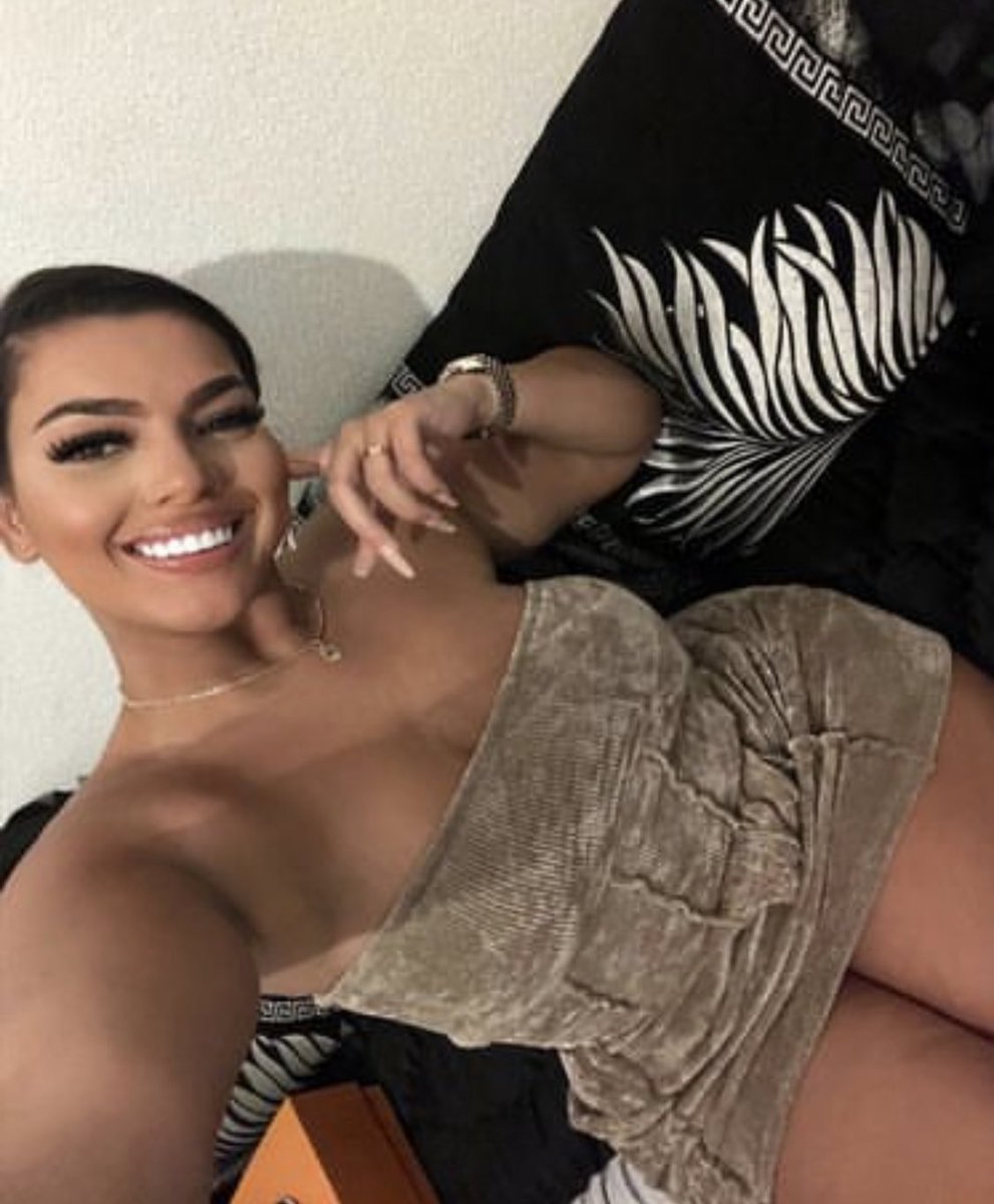 jasmijnxox's tweet photo. Vinden jullie mijn heupen ook zo aantrekkelijk?🤭 https://t.co/HGaG28Mcqk