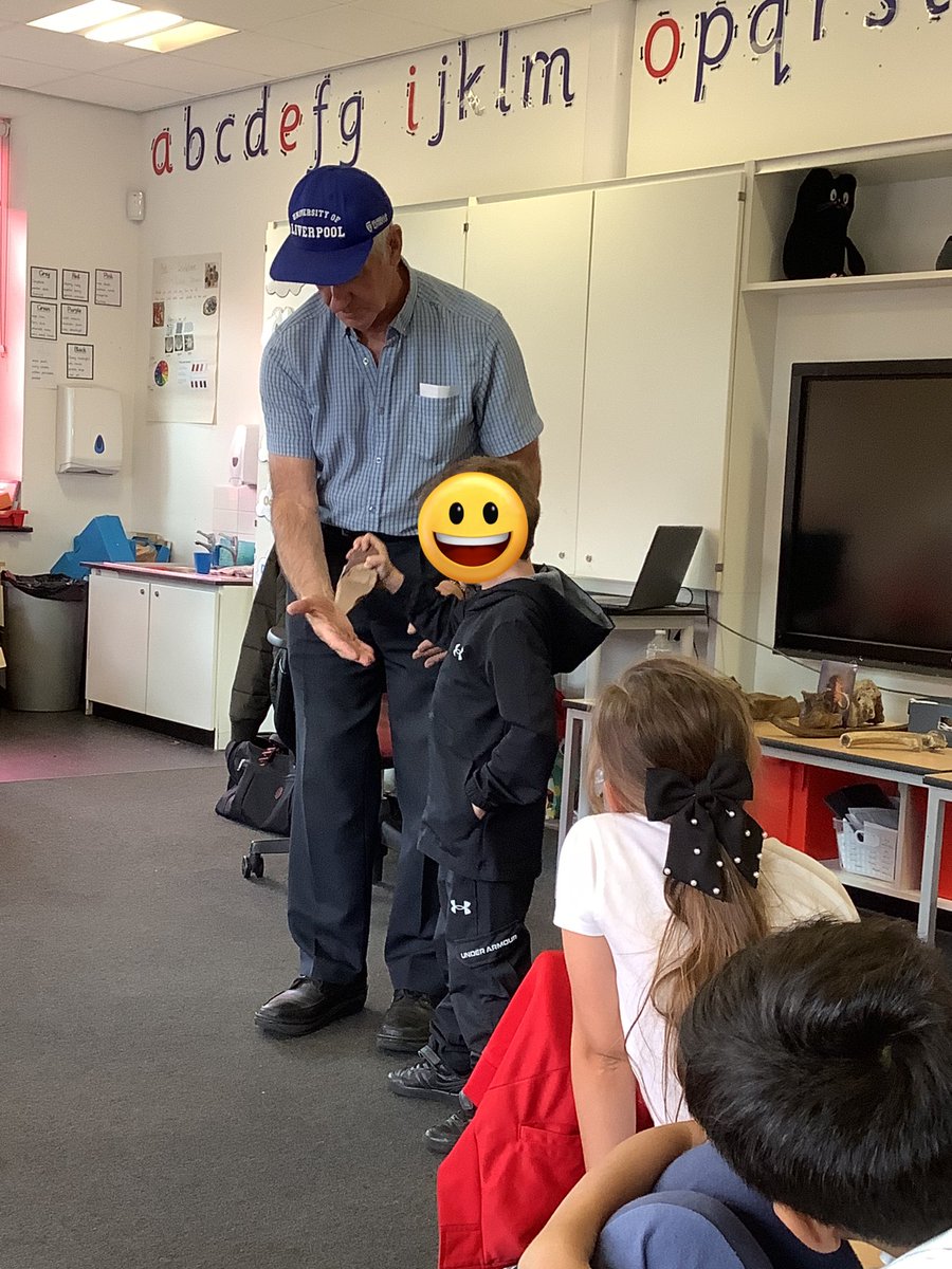 NewParkPrimary's tweet photo. #NP_History, #NP_2S 2S also had a fascinating talk with Dr Hill https://t.co/1iKYnRKqTe