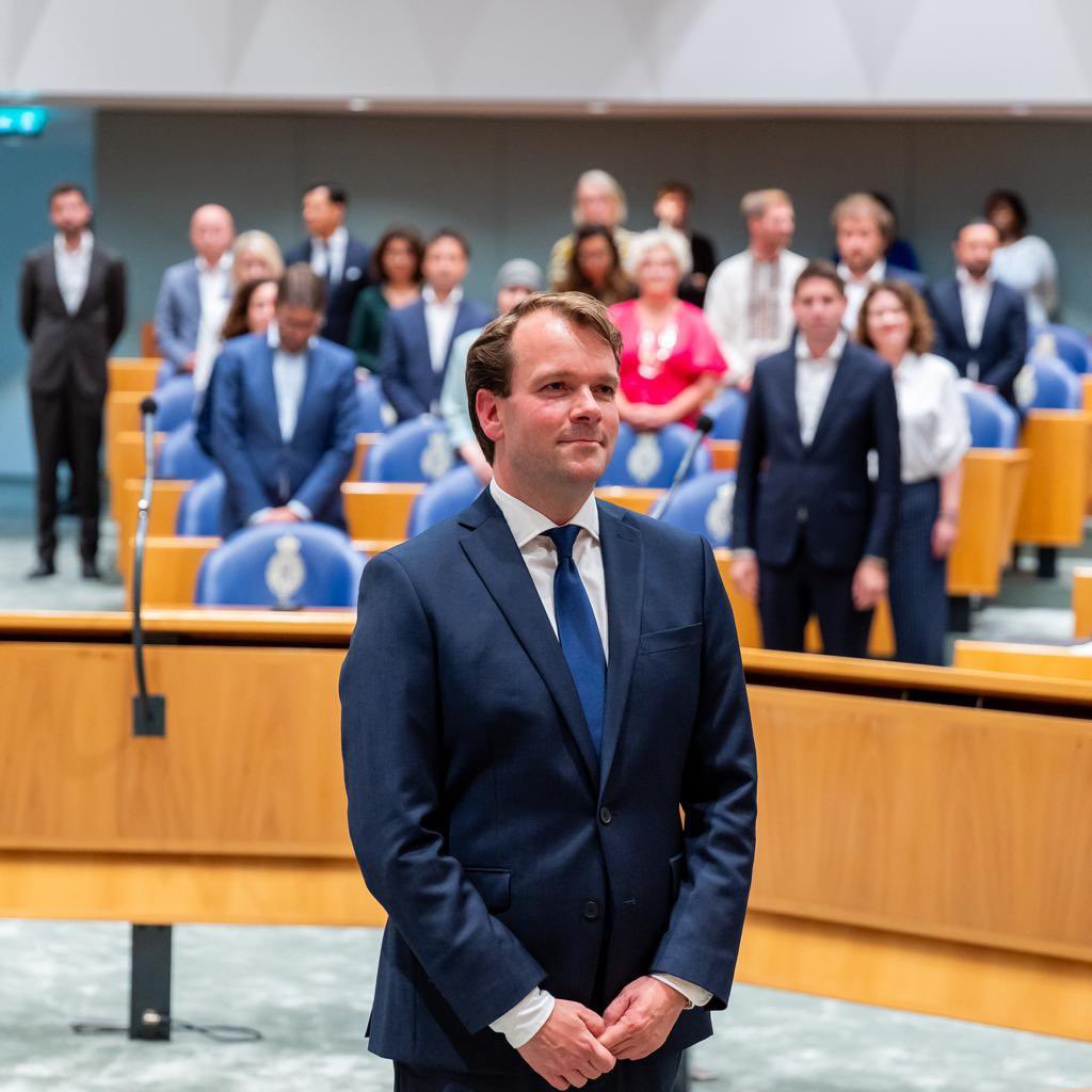 HansTeunissen's tweet photo. Beëdigd als Tweede Kamerlid voor D66. Een grote eer. Ik mag me gaan inzetten voor het mbo, een Leven Lang Ontwikkelen en Binnenlandse Zaken. Met veel energie ga ik aan de slag voor studenten en docenten, levenslange kansen en voor onze democratie en rechtsstaat. https://t.co/J7c5ocnEsC