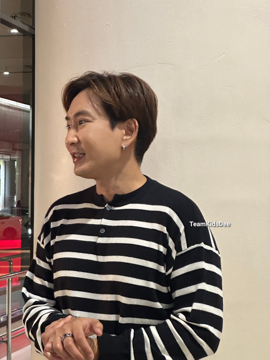 TeamKidsDee's tweet photo. มารับศิลปินคนโปรดกลับบ้านค่ะ 😊🩵
วันนี้ถ่ายรูปพี่สุดหล่อมาได้สองรูปถ้วนค่ะ
เอ็นดูพี่ศิลปิน เค้าอยากกลับบ้าน เค้าคิดถึงครอบครัว คิดถึงลูกๆ และแอดเดาว่าน่าจะหิวข้าวด้วยในจุดๆนี้ 555
#แพทพาวเวอร์แพท
#มาดูมาฟังสตูดิโอ
#แด๊ดดี้แพท
#ศิลปินคนโปรด
#หันมาเมื่อไหร่ก็เจอ
#powerpat https://t.co/wXwR3ttbI7