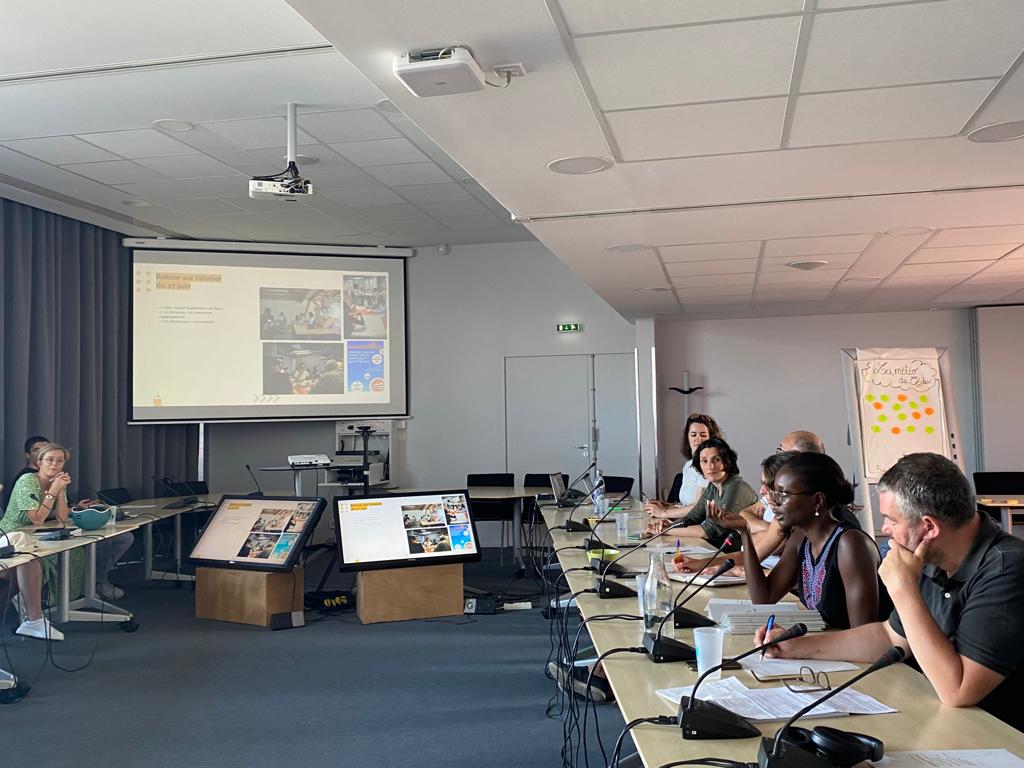 Hier soir, le <a href="/c2dnantes/">Conseil de développement de Nantes Métropole</a> de Nantes Métropole a remis au <a href="/nmgranddebat/">Grand débat Fabrique de nos villes</a> son cahier d'acteurs "Comment concilier attractivité et qualité de vie au sein de la métropole nantaise". 
➕d'infos sur dialoguecitoyen.metropole.nantes.fr/project/grand-…