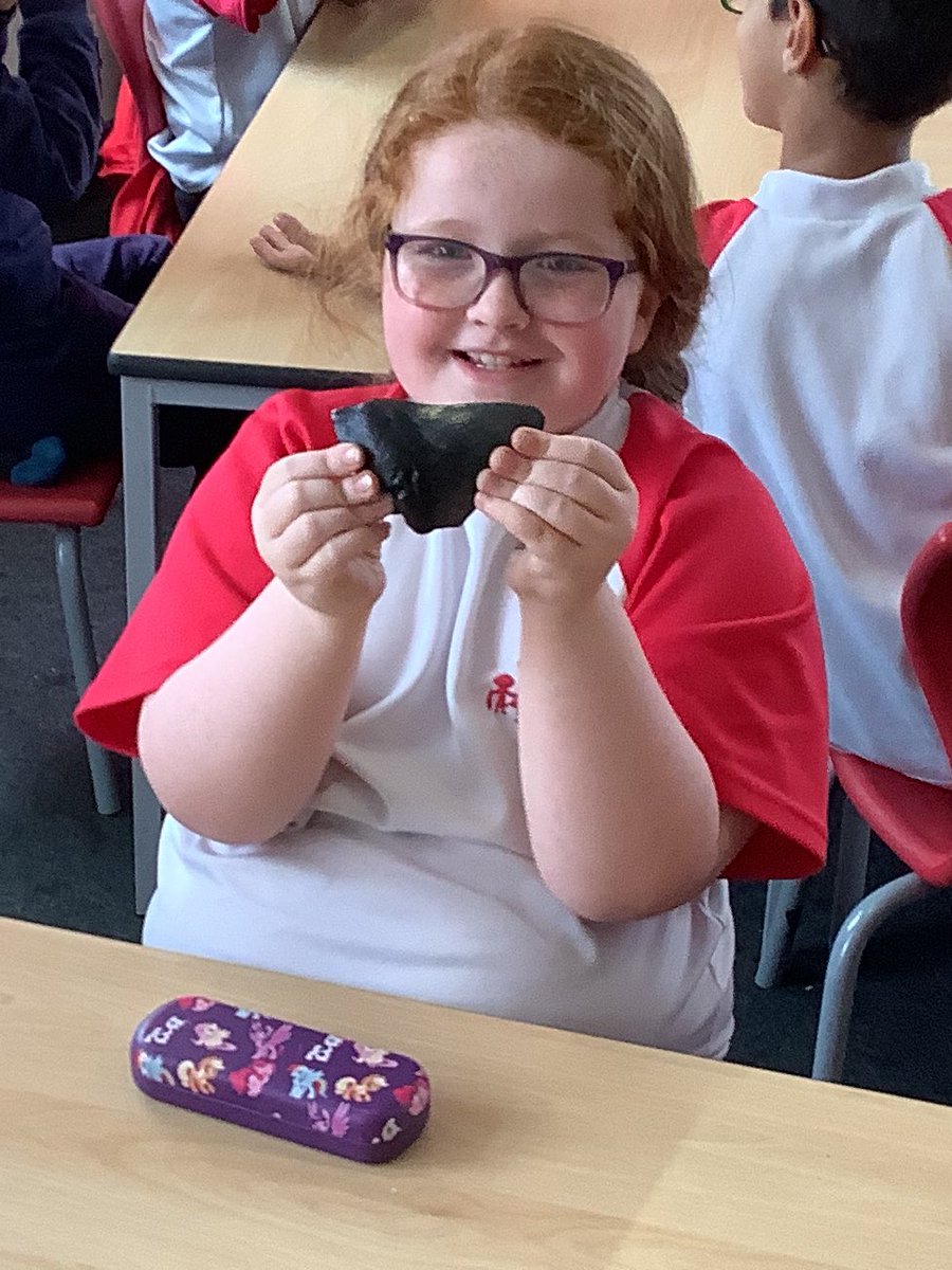 NewParkPrimary's tweet photo. #NP_History, #NP_2S, 2S explored some fascinating Stone Age artifacts. https://t.co/ut0PKKsmz5