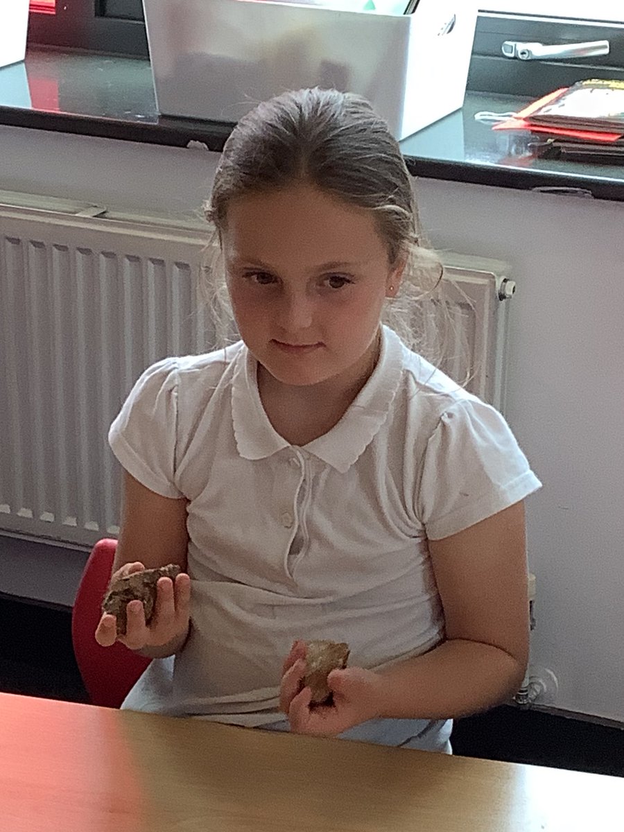 NewParkPrimary's tweet photo. #NP_History, #NP_2S, 2S explored some fascinating Stone Age artifacts. https://t.co/ut0PKKsmz5