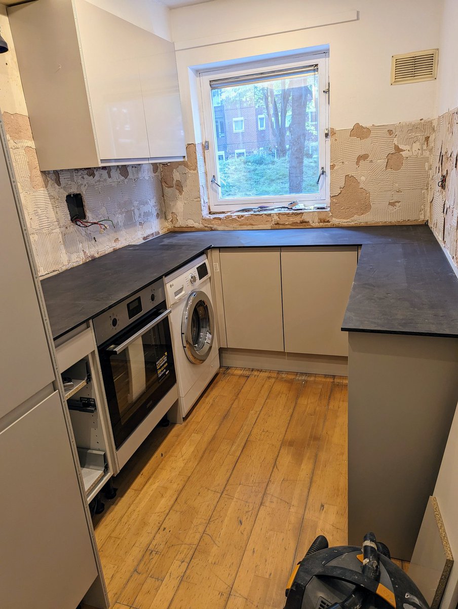 markbwwelford's tweet image. Worktops are on, makes such a difference and before anyone says anything, the one on the left is not cut to size yet!!! 😅 #kitchendesign #kitchenproject