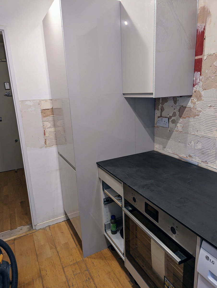markbwwelford's tweet image. Worktops are on, makes such a difference and before anyone says anything, the one on the left is not cut to size yet!!! 😅 #kitchendesign #kitchenproject