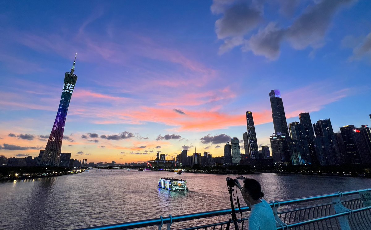 legendliangYT's tweet photo. Guangzhou evening with burning clouds tonight 今天傍晚有着火烧云的广州 #guangzhou #burningclouds #cantontower #zhujiangnewtown #广州 #火烧云 #广州塔 #珠江新城 @Guangzhou_City @thatsguangzhou @guangzhou https://t.co/TA6LhLq93k