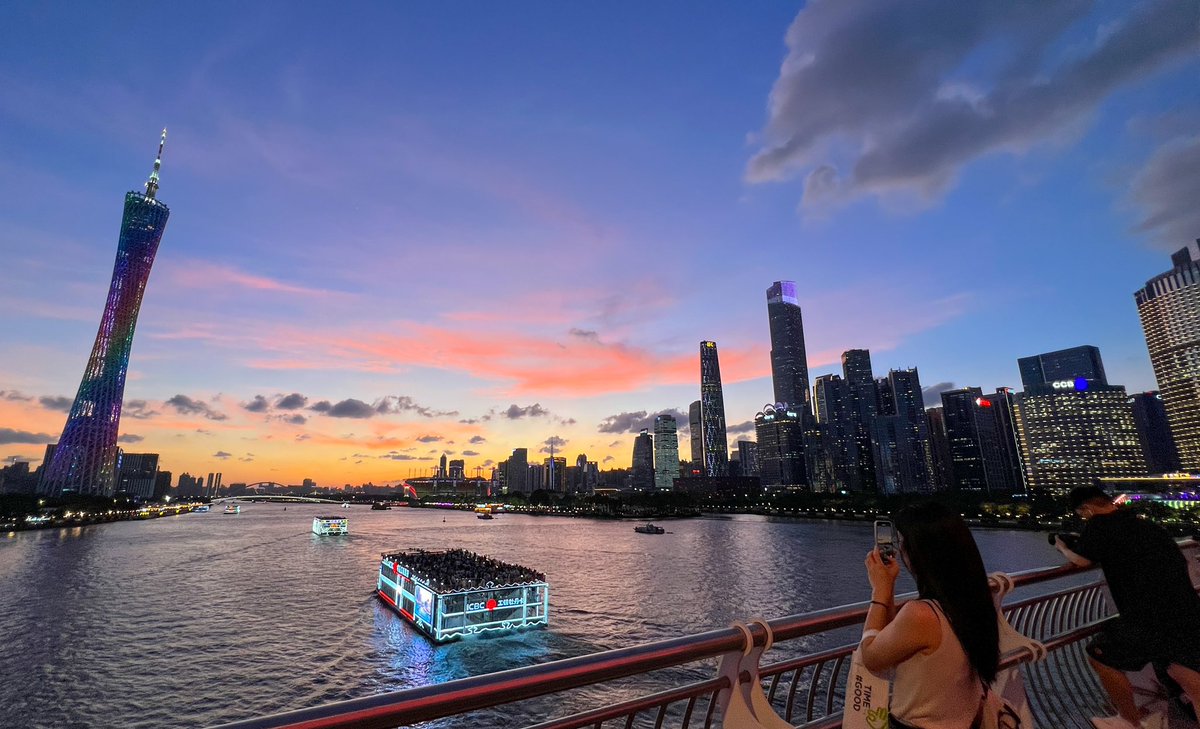 legendliangYT's tweet photo. Guangzhou evening with burning clouds tonight 今天傍晚有着火烧云的广州 #guangzhou #burningclouds #cantontower #zhujiangnewtown #广州 #火烧云 #广州塔 #珠江新城 @Guangzhou_City @thatsguangzhou @guangzhou https://t.co/TA6LhLq93k