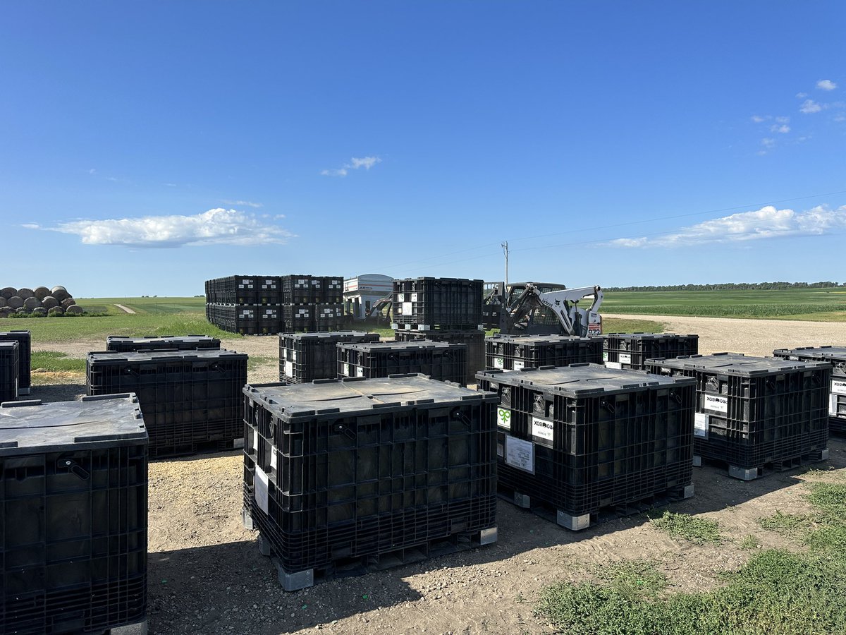 Qshizzle97's tweet photo. @SlaterLevi never told me this was part of the job #bigyields https://t.co/PrO4UpZK41