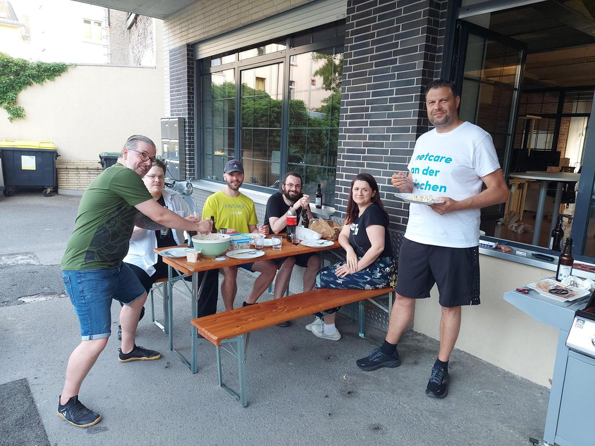 netcare's tweet image. What a fight: not long ago 4 brave netcare arrows elegantly rocketed through Frankfurt’s inner city. In other words: company runs and world class coders are a match after all. Applause, applause for the 791th place in the team competition at J.P. Morgan Corporate Challenge🤓😄🏃🏻