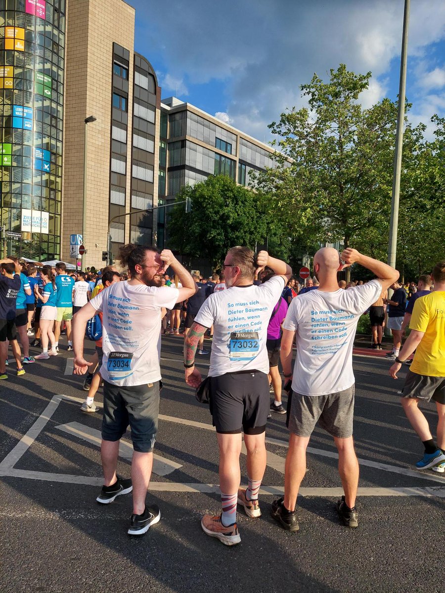 netcare's tweet image. What a fight: not long ago 4 brave netcare arrows elegantly rocketed through Frankfurt’s inner city. In other words: company runs and world class coders are a match after all. Applause, applause for the 791th place in the team competition at J.P. Morgan Corporate Challenge🤓😄🏃🏻