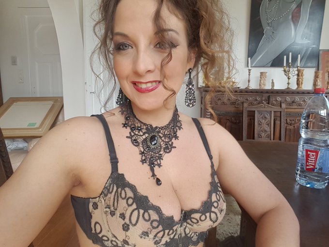 Bonne soir&eacute;e mes ch&eacute;ris 😘 https://t.co/SPzaXm2mSk