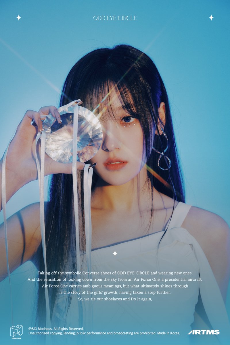 𝐎𝐃𝐃 𝐄𝐘𝐄 𝐂𝐈𝐑𝐂𝐋𝐄 <𝐕𝐞𝐫𝐬𝐢𝐨𝐧 𝐔𝐩>

Version Up

ODD EYE CIRCLE의 상징이었던 컨버스를 벗고 새로운 신발을 신게 된 마음가짐. 그리고 대통령 전용 비행기인 에어포스원처럼 하늘 위에서 내려다보는 기분. 중의적인 의미를 담고 있지만 결국 관통하는 것은 한 단계 올라선 소녀들의