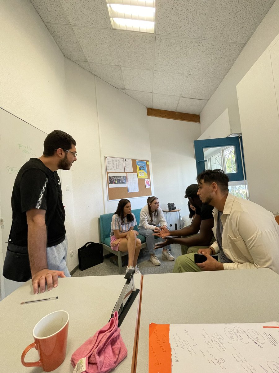 🎵🎻Hier après-midi a eu lieu une réunion de préparation entre les bénéficiaires du dispositif DACIP et le Secteur Jeune Jsk Jsk sur notre présence en tant que bénévoles au festival des Décibulles. 
#dacip #grandirfairegrandir #festivaliers #decibulles #festival
#festivaliers