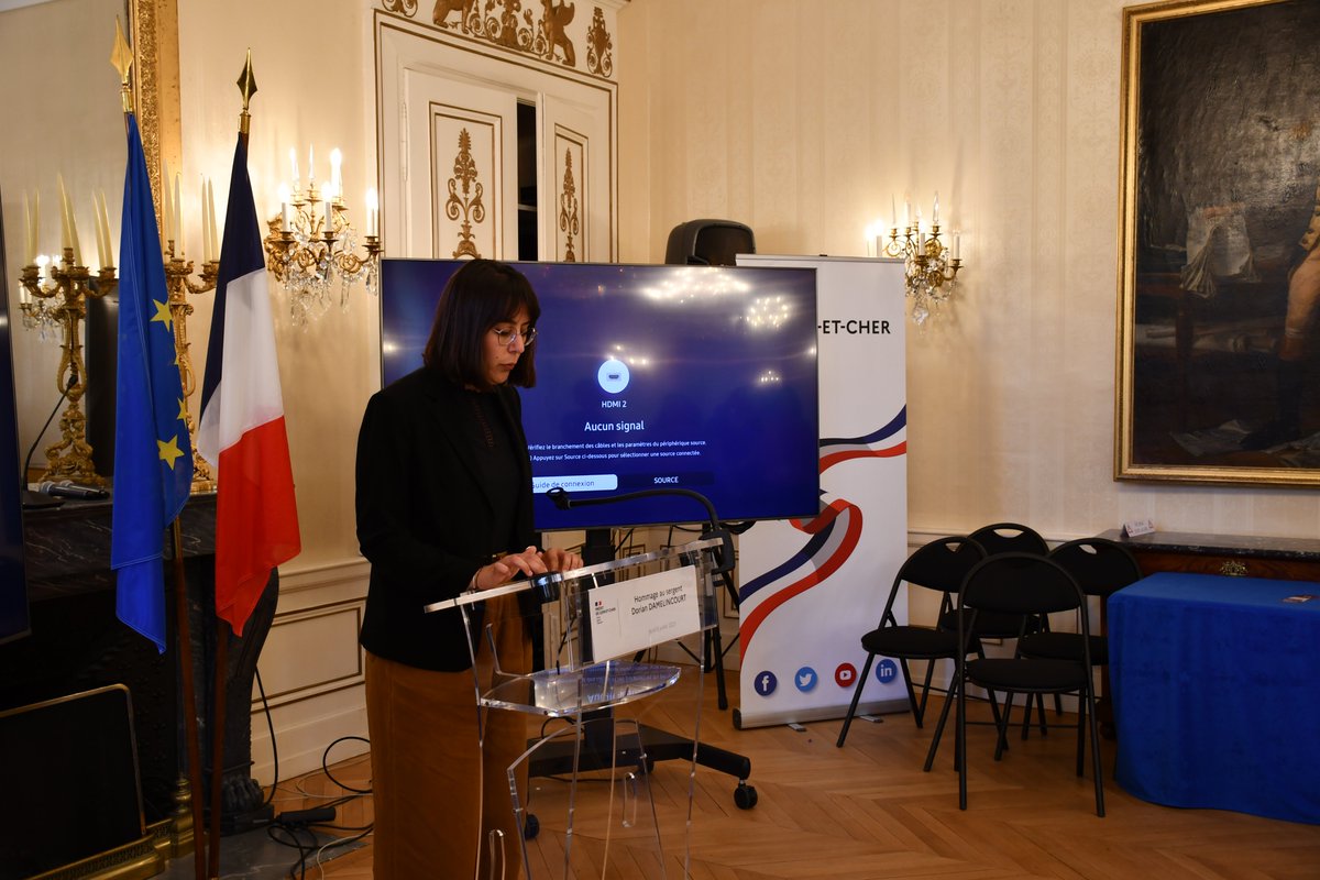 Prefet41's tweet photo. #Hommage 🇫🇷 | Clémence Lecoeur, directrice de cabinet de #LoirEtCher a présidé la cérémonie d'hommage au sergent Dorian Damelincourt, décédé en intervention le 3 juillet à Saint-Denis. Une minute de silence a été observée par l'ensemble des agents de la préfecture. https://t.co/1A3RTZx80M