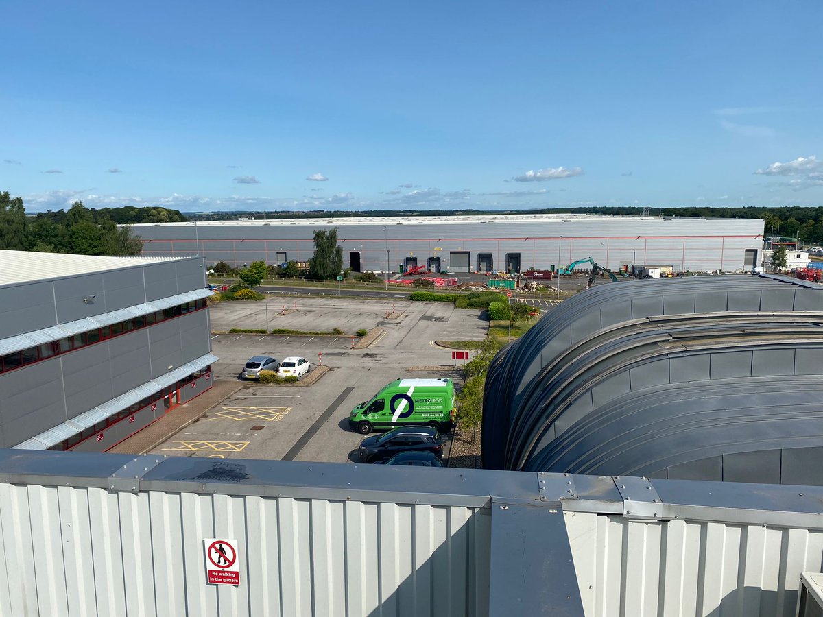 No job is too big or too small for our team 💪 

Richard and Carter have been busy working on the roof of a warehouse in Worksop, clearing the gutters of leaves and debris ✨ 

#MetroRod #SouthYorkshire