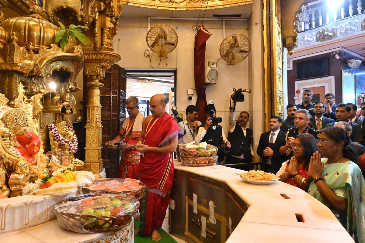 rashtrapatibhvn's tweet photo. मैं महाराष्ट्र के सभी निवासियों का उत्साहपूर्ण स्वागत के लिए हृदय से आभार व्यक्त करती हूं। 

कल मुझे नागपुर में स्थित श्री महालक्ष्मी जगदम्बा शक्तिपीठ के दर्शन करने का सौभाग्य मिला। आज मैंने श्री सिद्धिविनायक मंदिर में गणपति बाप्पा के दर्शन किये तथा सभी देशवासियों के कल्याण के लिए प्रार्थना की। 

महाराष्ट्र की इस पावन भूमि पर आकर मुझे अपार आनंद और शांति की अनुभूति हुई है।