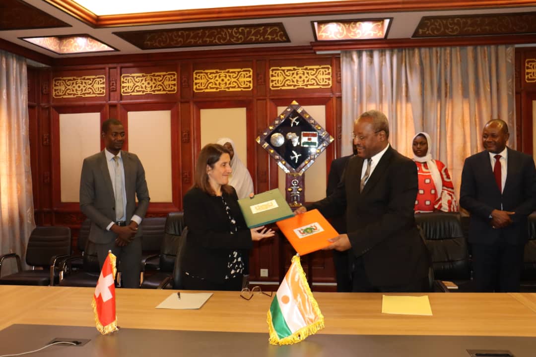 Signature la semaine passée de l’avenant du Programme🇨🇭d’Appui à la #Gouvernance Démocratique PAGOD pour une prolongation de 12 mois. PAGOD a pour objectif le renforcement du processus démocratique au 🇳🇪 en vue de consolider la paix et la stabilité du pays et de la sous-région👌