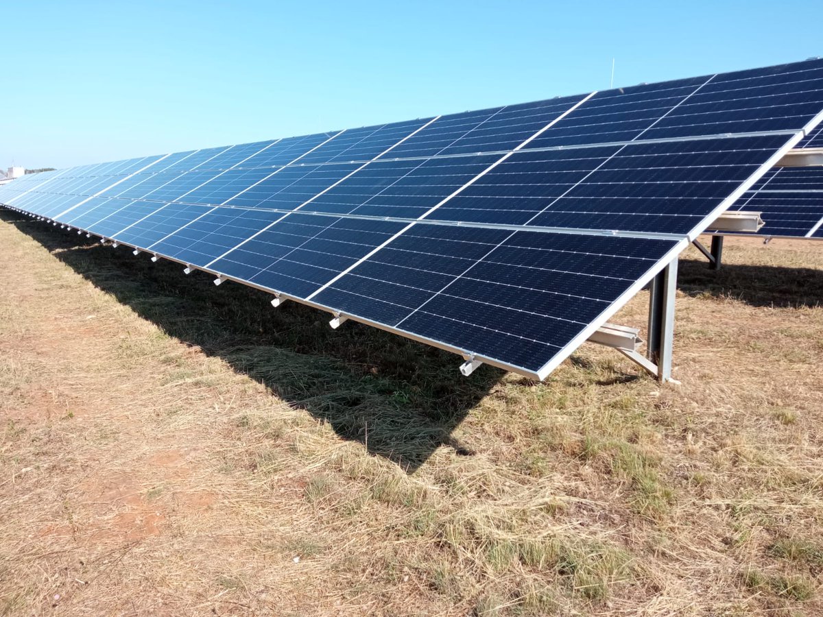 Live from the field: <a href="/Alectris/">Alectris</a> technicians soaking up some sun and checking on a revamping and repowering project in the south of #Italy.

#revamping #repowering #solarpower #renewables