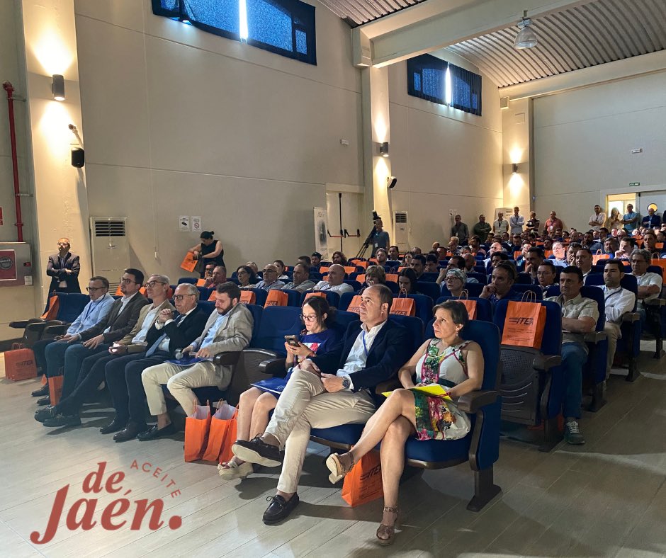 igpaceitedejaen's tweet photo. En el I Congreso GIA 4.0 Un congreso sobre innovación, trazabilidad, control, sostenibilidad y almazara inteligente en el sector oleícola.
@picualia @IteaAutomat #igpaceitedejaen #aove #congresoitea https://t.co/CBaaGhSPxy
