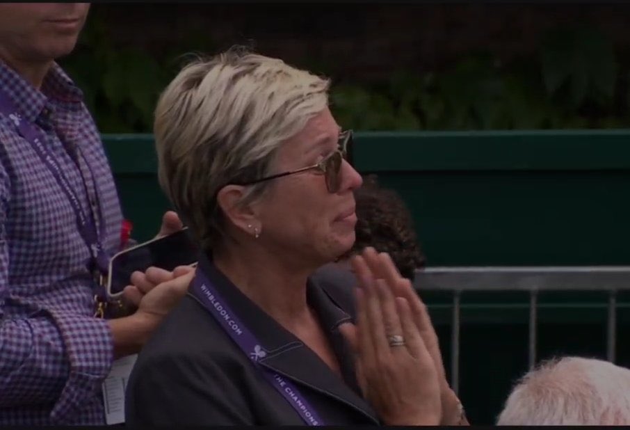 Before Anett Kontaveit leaves the court, she turns around & waves to the crowd one last time. Her mother is in tears as her daughter’s career comes to an end. The girl with the golden smile. A career & person worth remembering. 🥹