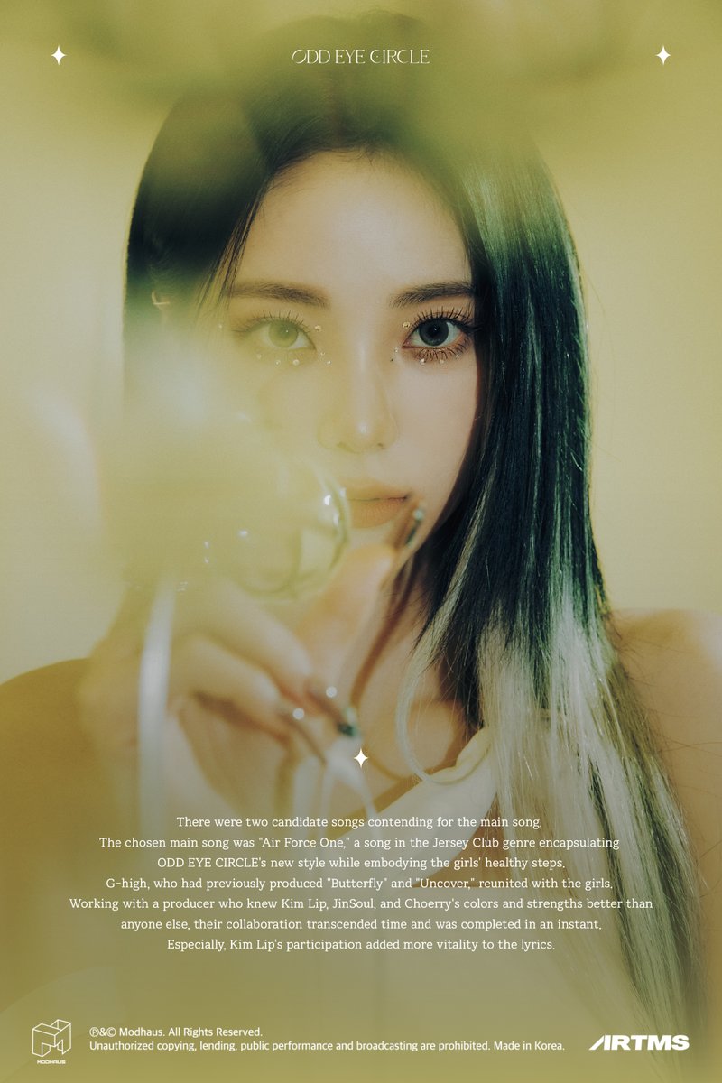 𝐎𝐃𝐃 𝐄𝐘𝐄 𝐂𝐈𝐑𝐂𝐋𝐄 <𝐕𝐞𝐫𝐬𝐢𝐨𝐧 𝐔𝐩>

Version Up

타이틀 곡은 두 곡의 후보를 두고 각축을 다투었다. 타이틀로 결정된 곡은 Jersey Club 장르의 ‘Air Force One’ ODD EYE CIRCLE의 새로운 스타일을 담고 있으면서도 소녀들의 건강한 발걸음이 간직된 음악. ‘Butterfly’와 ‘Uncover’