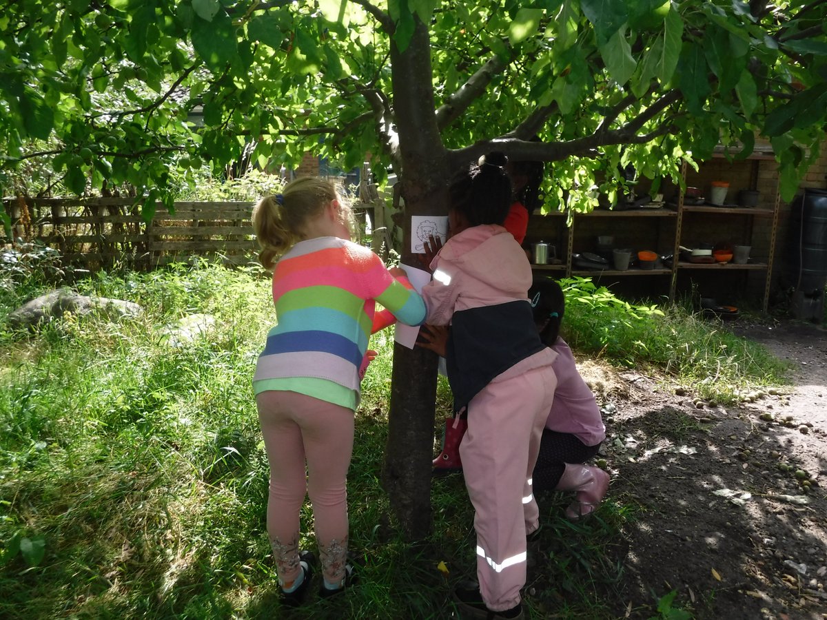 ststephenscps's tweet photo. We had a fantastic time at forest school exploring trees, looking at the texture of the bark and creating rubbings. #EYFS #ForestSchool #TerrificTrees https://t.co/t9LFgPNKfA