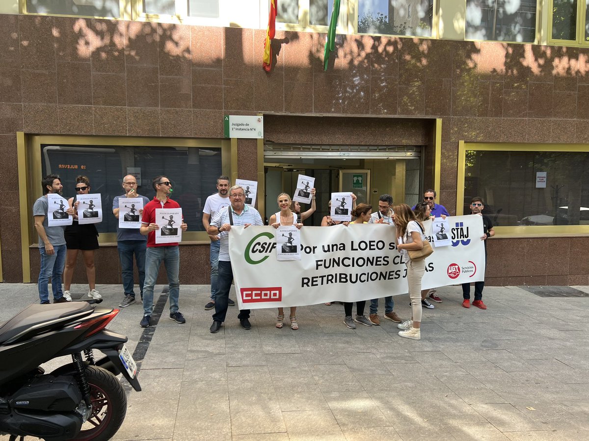 CCOOJusticiaJa's tweet photo. #HuelgaEnJusticia 
6 de julio, 
concentración la hemos realizado en las puertas del Primera Instancia 4.
Seguimos luchando por nuestros derechos, por dignidad.
JUSTICIA EN LUCHA
@ccoojusticia  @FSCdeCCOO  @ccoojaen https://t.co/LGaYc9bRrs