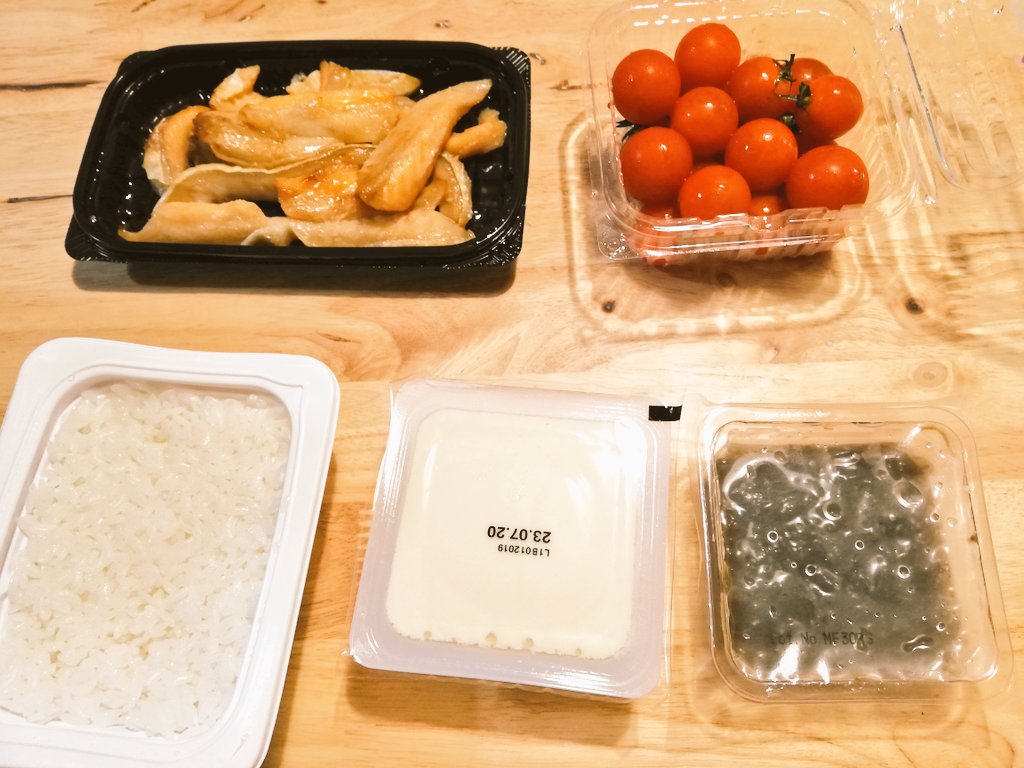 昼めし
ナンドックとにぼし

晩飯
間食、せんべい https://t.co/dLMrYnj2rk