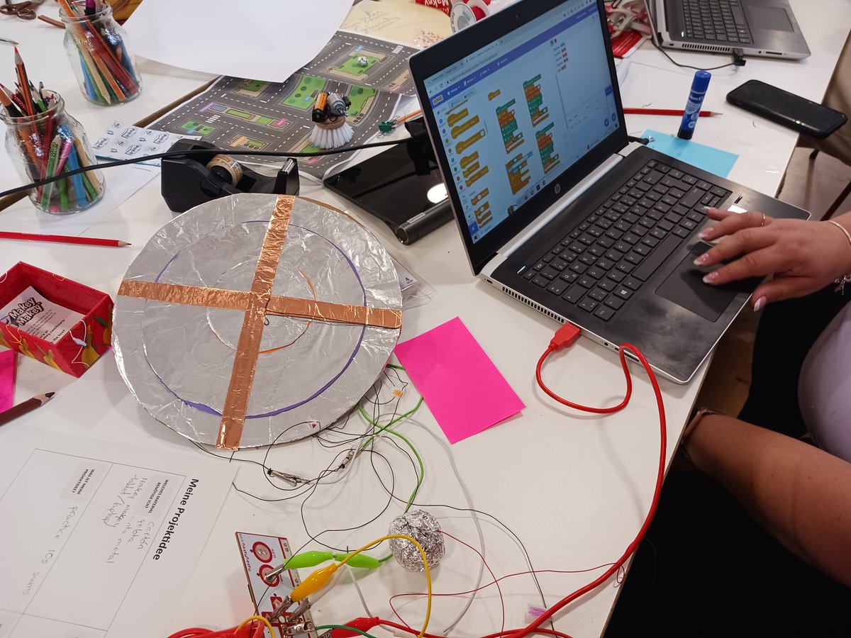 7JGarriz's tweet photo. En la recta final de #CodingForTomorrow, conocimos un centro educativo alemán, sus espacios y metodologías Finalmente elaboramos proyectos con Scratch y Makey Makey Volvemos con la mochila cargada de ideas y muy agradecidos a @VF_Stiftung  por su apoyo #IFC_Madrid @FundVodafone https://t.co/joTiY8cOdW