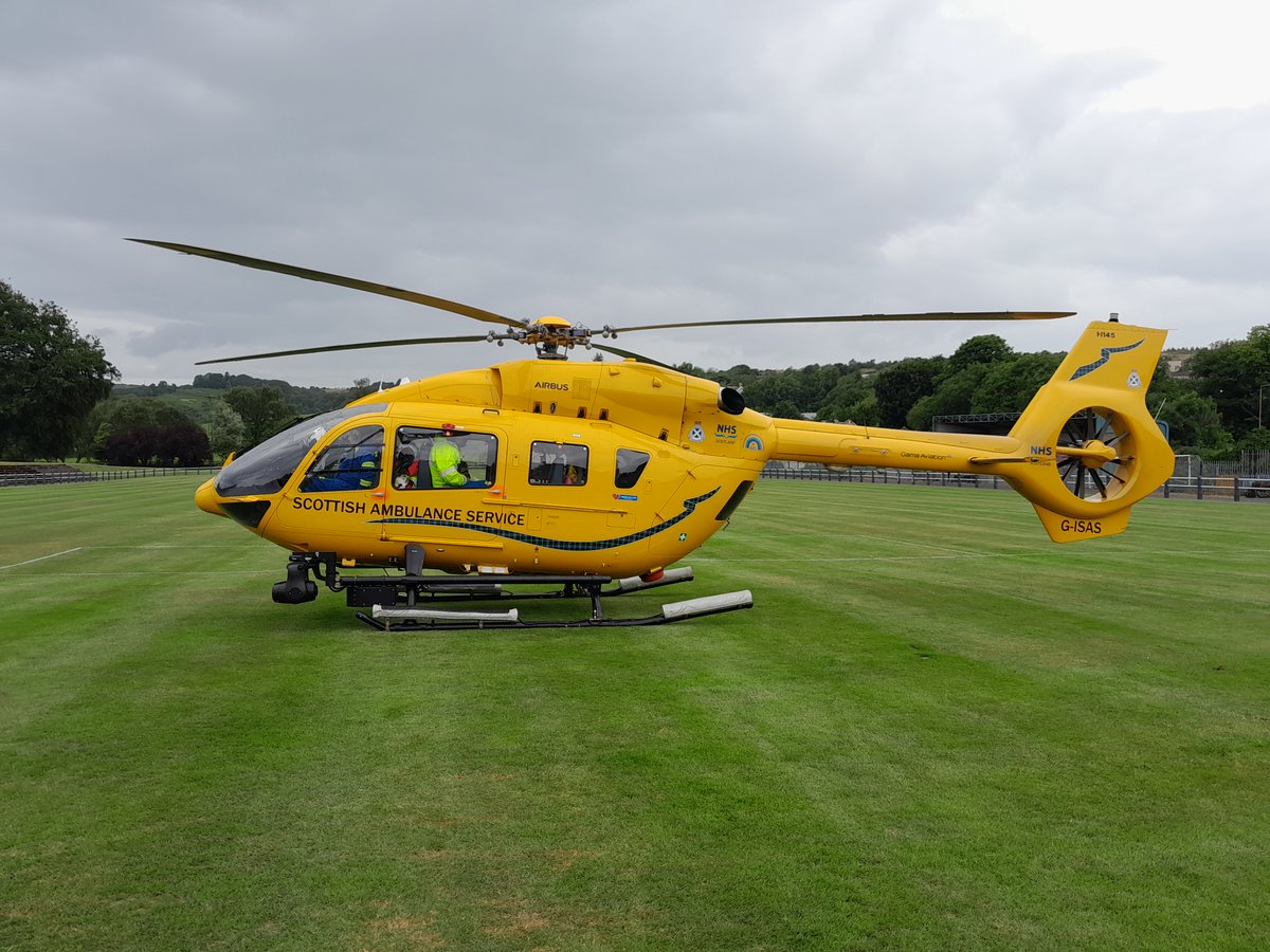 🚨Call out🚨
MedTran 🚁
Assisting our @Scotambservice colleagues
HeliMed5 was on the ground for a while which gave some CRT members the chance to have a chat with the pilot & learn more about @AirbusHeli H145
#999 #NHS75birthday