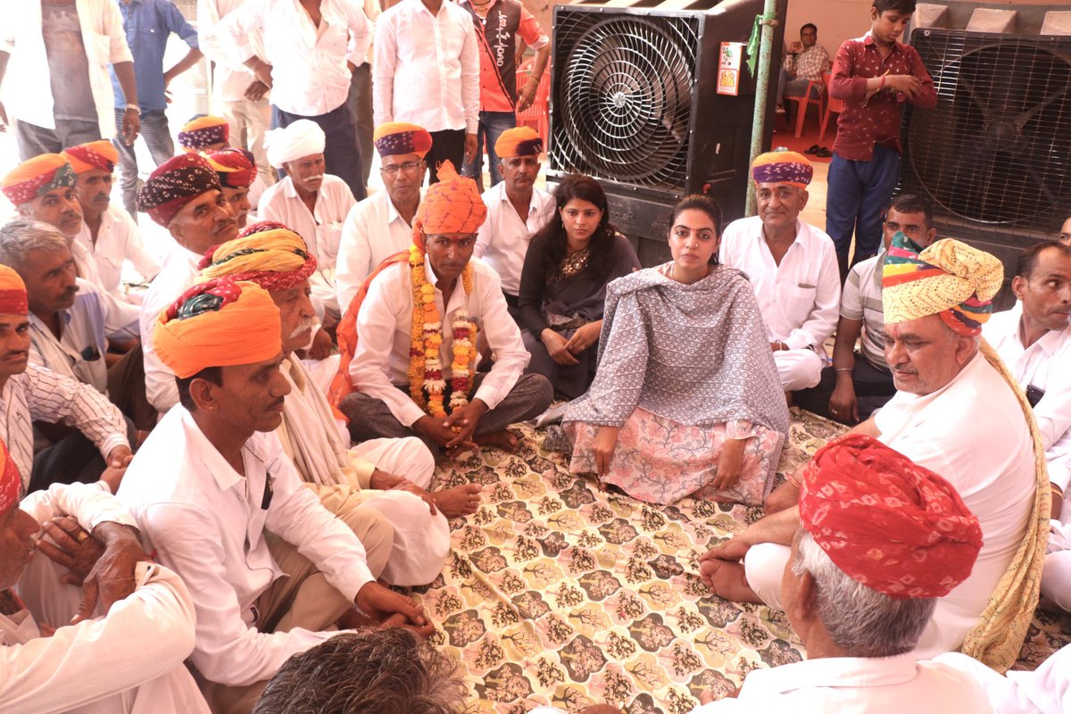 DivyaMaderna's tweet photo. बिलाड़ा भूमि विकास बैंक के चुनाव आज सम्पन्न हुए जिसमें बैंक के अध्यक्ष पद पर श्री मदनलाल जी माली ( पिचियाग) व उपाध्यक्ष पद पर श्रीमती संजूजी बीडियार (रडोद के पूर्व सरपंच शिवकरण जी बीडियर की पुत्रवधू) निर्विरोध निर्वाचित हुए है।

निर्वाचन के पश्चात इस जीत के उपलक्ष में आयोजित धन्यवाद सभा में शामिल को होकर बधाई दी व उज्ज्वल भविष्य की शुभकामनाएं की।

सहकारिता की भावना के अनुरूप हम सभी परस्पर सहयोग से कृषकों के हितों में व उनकी उन्नति हेतु हमेशा प्रयास करते रहेंगे। जय सहकार