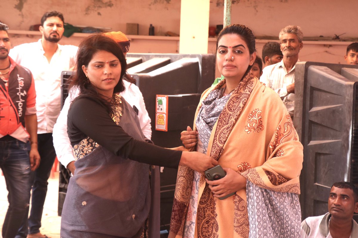DivyaMaderna's tweet photo. बिलाड़ा भूमि विकास बैंक के चुनाव आज सम्पन्न हुए जिसमें बैंक के अध्यक्ष पद पर श्री मदनलाल जी माली ( पिचियाग) व उपाध्यक्ष पद पर श्रीमती संजूजी बीडियार (रडोद के पूर्व सरपंच शिवकरण जी बीडियर की पुत्रवधू) निर्विरोध निर्वाचित हुए है।

निर्वाचन के पश्चात इस जीत के उपलक्ष में आयोजित धन्यवाद सभा में शामिल को होकर बधाई दी व उज्ज्वल भविष्य की शुभकामनाएं की।

सहकारिता की भावना के अनुरूप हम सभी परस्पर सहयोग से कृषकों के हितों में व उनकी उन्नति हेतु हमेशा प्रयास करते रहेंगे। जय सहकार
