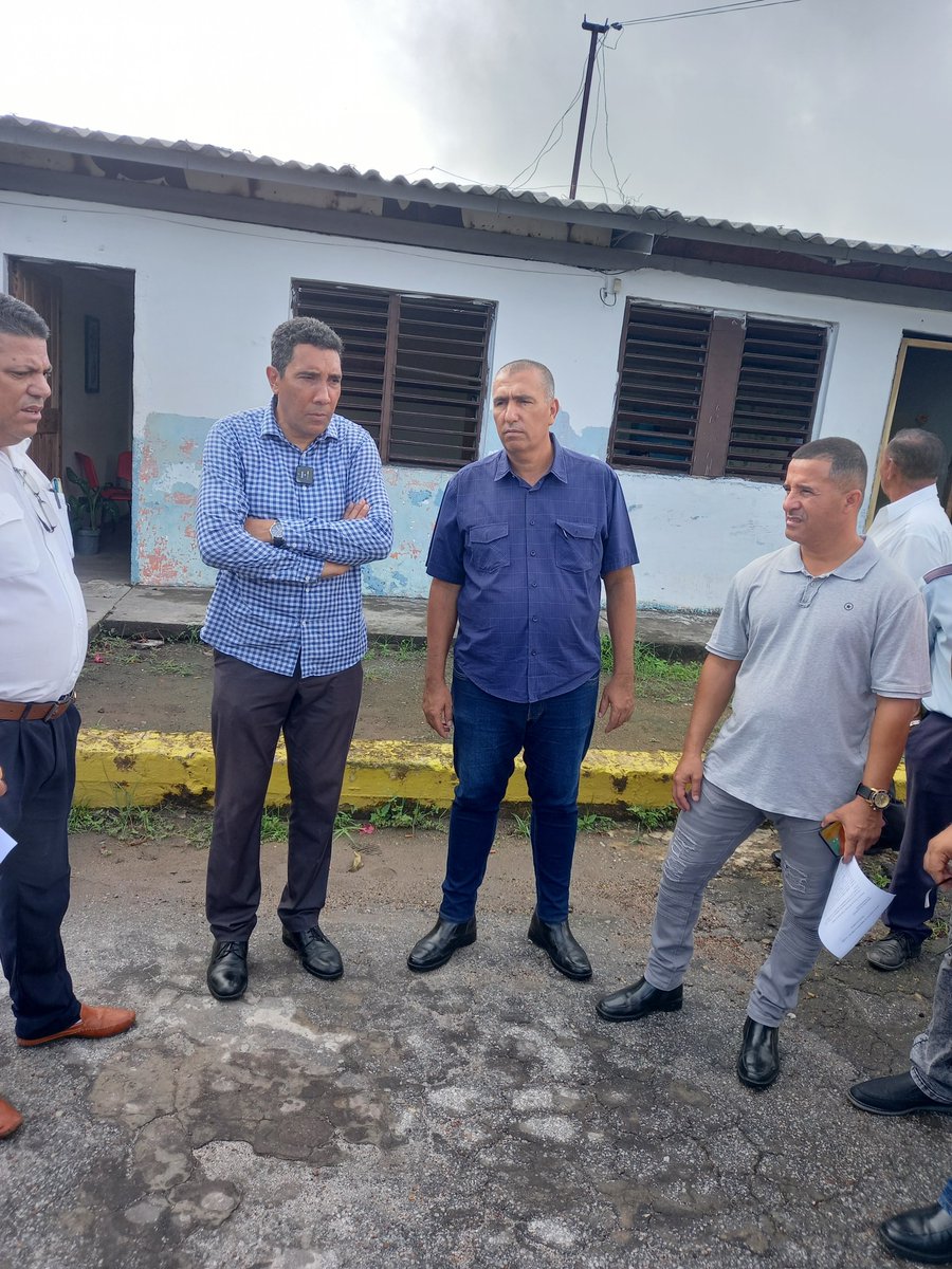 El Ministro de Transporte recorrió el puerto,  la base de Ómnibus, la terminal Viajeros y transportes escolares en la #IslaDeLaJuventud #SentirPinero #Cuba