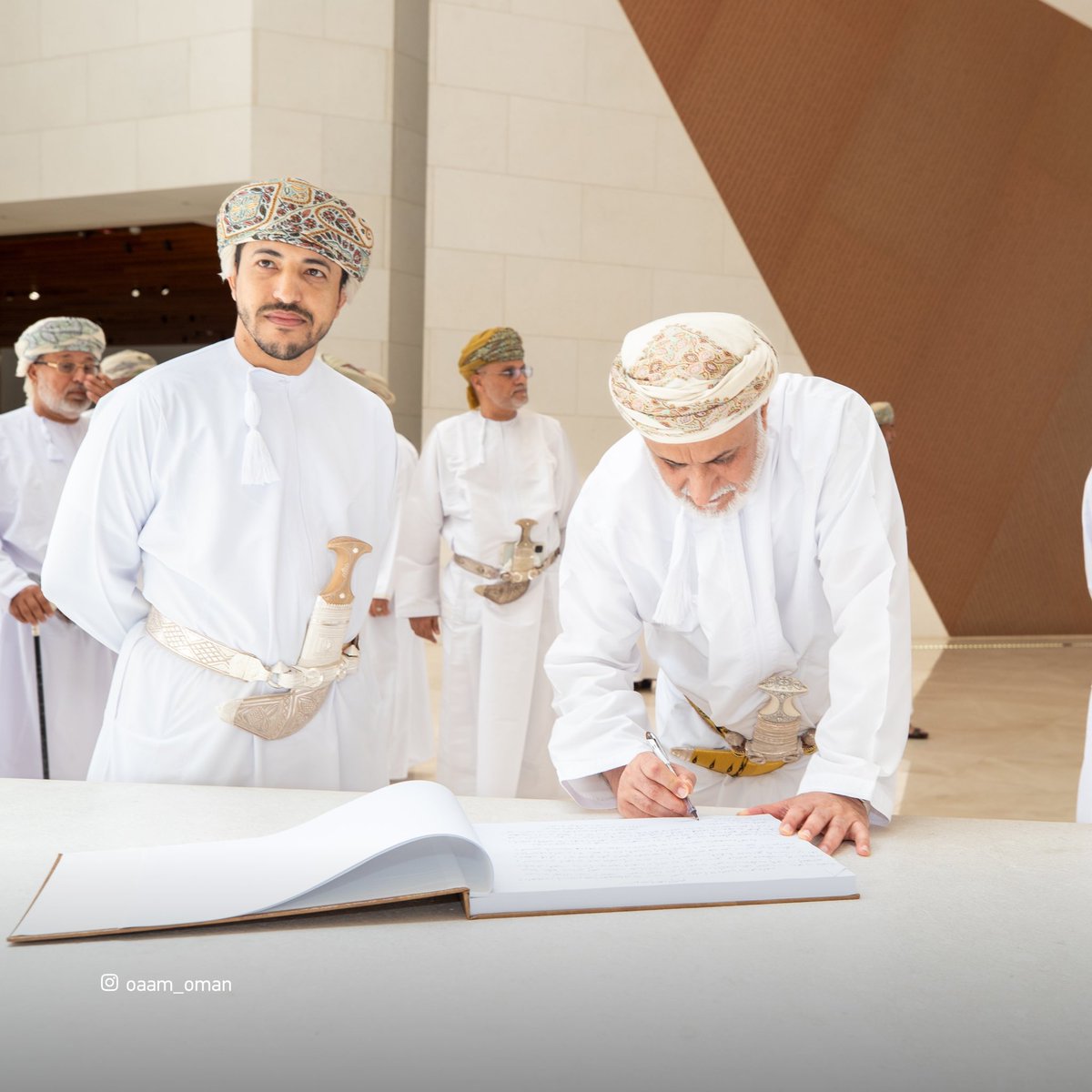 oaam_oman's tweet photo. استقبل #متحف_عُمان_عبر_الزمان معالي الشيخ عبدالملك بن عبدالله الخليلي رئيس مجلس الدولة والأعضاء المكرمين المرافقين له، وكان في مقدمة مستقبليهم مدير عام المتحف، حيث اطّلع معاليه والوفد المرافق له على قاعات العرض المتحفي ومرافق المتحف. https://t.co/mL2dsCr60I