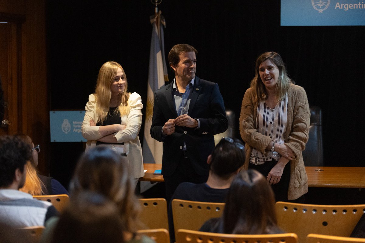 TurDepAR's tweet photo. Con la presencia de la subsecretaria Inés Albergucci, comenzaron las clases presenciales de #TurismoEmprende, iniciativa impulsada junto a @FAEVYT e @InjuveArg que brindará herramientas para jóvenes que busquen emprender en el sector turístico. ☀️
 
👉 https://t.co/Yml0eHevOq https://t.co/JP6xqNxm2l
