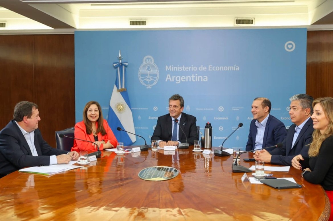 Con <a href="/Rolo_Figueroa/">Rolo Figueroa</a> y la gobernadora <a href="/ArabelaCarreras/">Arabela Carreras</a> nos reunimos con el ministro <a href="/SergioMassa/">Sergio Massa</a> y conformamos una mesa de trabajo entre Nación y nuestras provincias para la futura administración de las centrales hidroeléctricas de los ríos Limay y Neuquén.