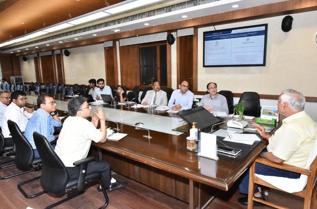 CRISPINDIA1's tweet photo. CS UP reviewed progress in PEHLE UP project designed by CRISP.  Mentors Sitaram Kunte &amp;  Subba Rao led the CRISP team. Clear decisions were taken on academic excellence, skill integration in 100 colleges, research promotion and NEP implementation @CMOfficeUP @TCFtweet @UPGovt https://t.co/636AGDdAPK